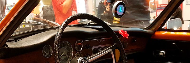 Mit Chris von German Autolabs kann ein KI-Assistent auch ohne Smartphone in ältere Fahrzeuge Einzug halten.