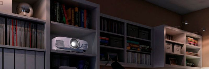 Der Projektor EH-TW9400W ermöglicht ein hochwertiges 4K-Heimkino-Erlebnis und kann Inhalte auch drahtlos übertragen.