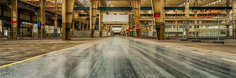 Die Produktionshallen der Zukunft sollen trotz Digitalisierung und Industrie 4.0 nicht menschenleer werden, sagt die Wissenschaftliche Gesellschaft für Produktionstechnik.