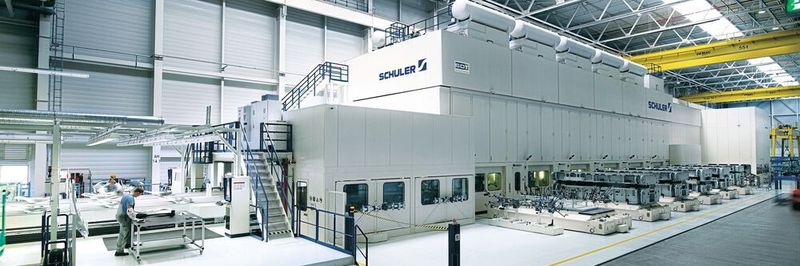 Der Zweck des Gemeinschaftsunternehmens von Schuler und Porsche sei ein sogenannter Smart Press Shop als Teil der vernetzten Industrie 4.0 (in diesem Bild ist eine Pressenlinie mit Servodirekt-Technologie zu sehen).