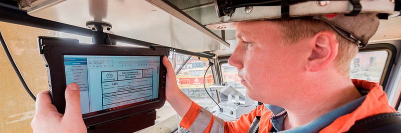 Die neuen Tablets sorgen bei Thyssenkrupp Steel Europe für große Vereinfachung: Die Lokführer müssen bei Schichtwechsel keinen Umweg mehr über den Mannschaftsraum machen, um ihre tagesaktuellen Arbeitsanweisungen einzusehen.