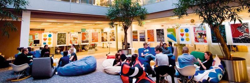 Das Atrium bei Google Dublin ist mit Sitzgelegenheiten und Startup-Flair ausgestattet.