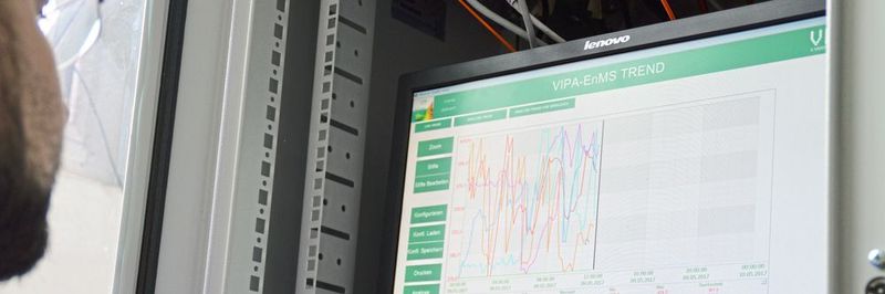 Auf dem zentralen Server laufen alle Daten auf, werden über die Software verarbeitet und über einen Bildschirm übersichtlich dargestellt.