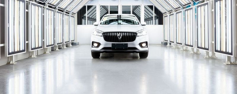 Ein fertiger Borgward im Lichttunel des Werkes Miyun, China.