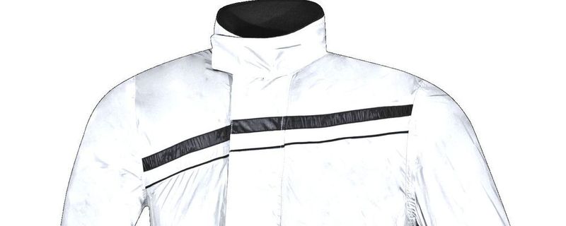 Die neue Regenkleidung von Germas reflektiert das Scheinwerferlicht anderer Fahrzeuge.