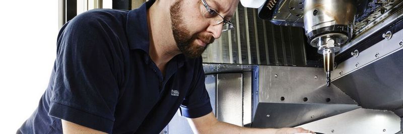 Die abrupte Unterbrechung von beispielsweise einer Werkzeugmaschine verursacht – über die reine Produktionsverzögerung hinaus – ggf. sogar sichtbare Marken im Werkstück, wenn nicht sogar handfeste Schäden an Maschine und Werkzeugen.