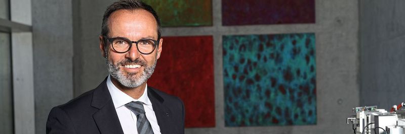 «Mit dem Ultrakurzpulslaser erzeugen wir keine Anlassfarben, sondern eine Mikrostruktur in der Oberfläche, das sogenannte Black Marking.» Remo Tanneberger, Vertrieb Laser Division, Trumpf Schweiz AG