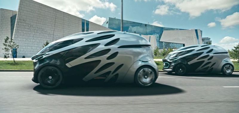 Das Daimler-Konzeptfahrzeug soll die Transportprobleme in den Städten lösen. Tagsüber arbeitet der Vision Urbanetic als sogenannter „People-Mover“ – sprich Personentransporter - und kann bis zu zwölf Menschen befördern. Nachts fährt er Güter aus.
