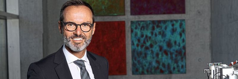 „Mit dem Ultrakurzpulslaser erzeugen wir keine Anlassfarben, sondern eine Mikrostruktur in der Oberfläche, das sogenannte Black Marking“, Remo Tanneberger, Vertrieb Laser Division, Trumpf Schweiz AG.