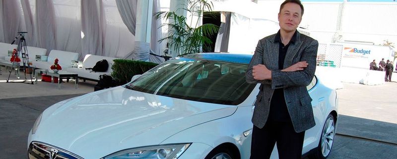 Tesla-Chef Elon Musk vor einem seiner Modelle.