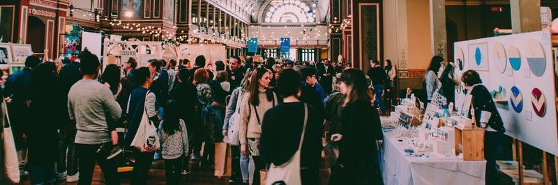 Fachkongresse, Branchenmessen, eigene Events oder Hausmessen – gerade im B2B-Bereich kann die Live-Kommunikation einen echten Mehrwert für die Kundenbindung darstellen.