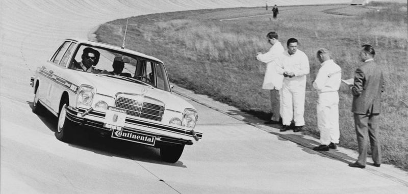 Das elektronisch gesteuerte Fahrzeug im Testbetrieb. Ein Leitdraht auf dem Fahrbahnbelag lieferte die Orientierung. Mit Hilfe von Sensoren erkannte die Elektronik im Auto, ob es noch auf Spur war und lenkte entsprechend automatisch nach.