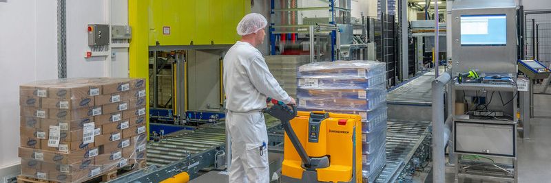 Einlagerung: Berglandmilch erwartet künftig am Standort Feldkirchen mehr Milch und hat daher mit einem Retrofit in die Verarbeitungs- und Lagerkapazitäten seiner Produkte investiert.