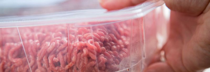 Mithilfe eines neuen Materials, das auf äußere Einflüsse wie chemische Substanzen und Toxine „reagiert“, wollen Forscher künftig beispielsweise Folienverpackungen entwickeln, die ihre Farbe verändern, wenn Lebensmittel verdorben sind. (Symbolbild)