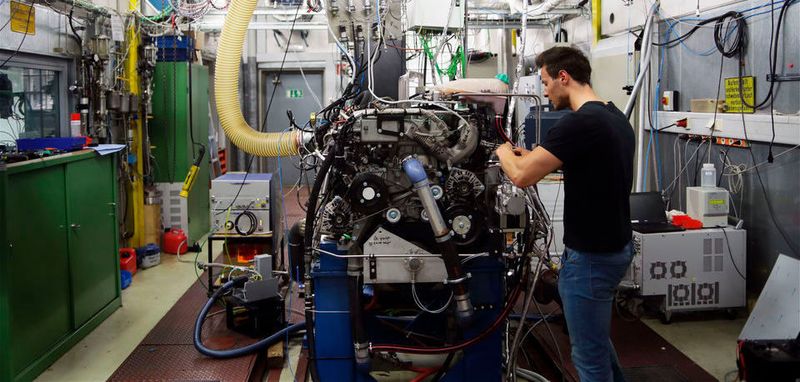 Da der synthetische Kraftstoff keinen Ruß produziert, ist es möglich, große Mengen an Abgas wieder in den Motor zurückzuführen, ohne dass der Einlasstrakt verschmutzt wird.