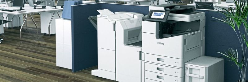 Die Umstellung auf energiesparende Büro-Technologie, wie hier von Epson, eröffnet Möglichkeiten, das Energiemanagement auch über das Produktionsumfeld hinaus zu betreiben.