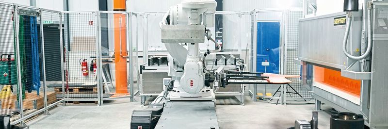 Da das manuelle Handling der glühenden Platinen durch einen Mitarbeiter nicht möglich ist, hat Indikar bestimmte Prozessschritte der Warmumformung mit ABB-Robotern automatisiert.