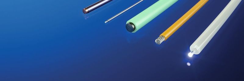 Ob als Elektroden für die Schmerztherapie, zur Nervenstimulation bei Kontinenzstörungen oder auch als Lichtleiter – ummantelte Drähte, Litzen und Fasern werden in der Medizin vielseitig eingesetzt.