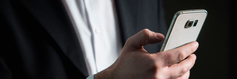Nicht nur berufliche eMails, auch Textnachrichten an Kollegen werden häufig über das unsichere private Smartphone geschrieben.