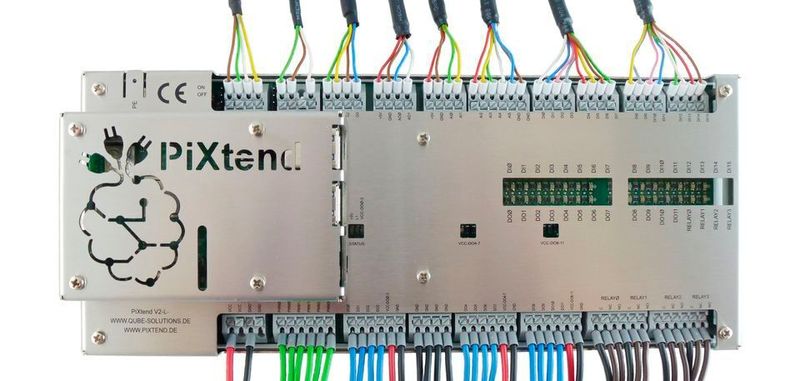 Raspberry-Pi/PiXtend-System im Gehäuse: das ePLC-Fertiggerät übernimmt mehr als nur SPS-Aufgaben.