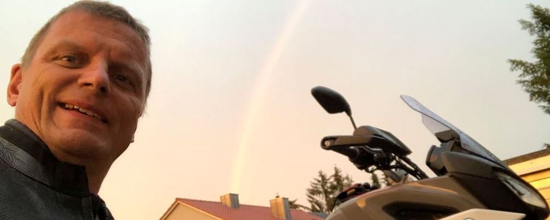 Abschlussbild vor heimischer Garage mit Bike unterm Regenbogen.