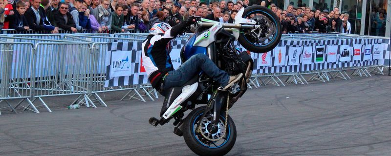 Dirk Manderbach zeigt am Stand des ifz, was mit einem Motorrad möglich ist.