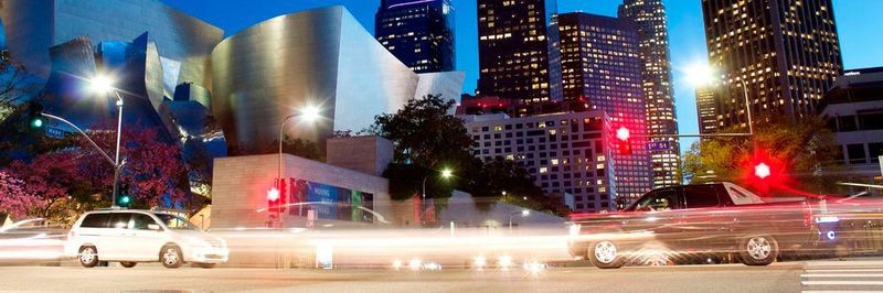 Eine Smart-City-Plattform überwacht vernetzte Geräte im kommunalen Raum - zum Beispiel Verkehrsampeln oder die Straßenbeleuchtung -, erkennt Störungen, priorisiert diese und veranlasst deren Behebung.