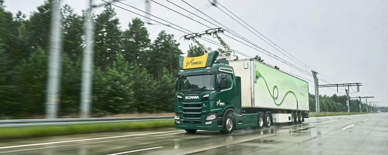 Die Lastwagen sollen durch das Aufladen der Batterien während der Fahrt etwa 10 bis 15 Kilometer weiter fahren können.