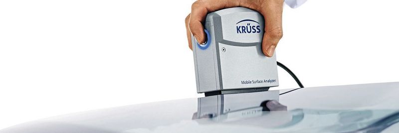 Bei diesem mobilen Messgerät werden mit einem Klick zwei Testflüssigkeiten vollautomatisch parallel dosiert und alle Kontaktwinkel gleichzeitig analysiert. Dies ermöglicht fundierte Aussagen über die Benetzbarkeit durch wässrige oder organische Flüssigkeiten.