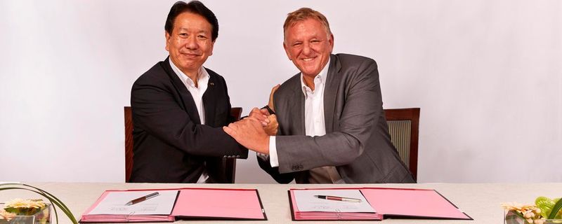 Yoshio Shimo (links), President und CEO von Hino, und Traton-Chef Andreas Renschler: Die Nutzfahrzeughersteller vertiefen ihre Zusammenarbeit.