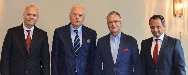 Bei der Vertragsunterzeichnung: Philipp Endres, zukünftiger stellvertretender CEO, Thomas Endres, zukünftiges Mitglied des Verwaltungsrats, Jobst Wagner, zukünftiger Verwaltungsratsvorsitzender und Dr. Stefan Girschik, zukünftiger CEO.