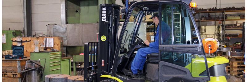 Der Treibgasstapler der S-Series transportiert Rohteile zur Produktion