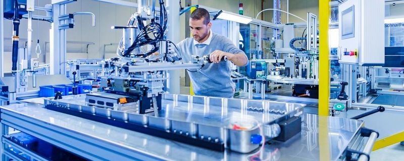 Die Produktion von Serien-Batteriesystemen bei Akasol.