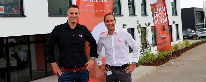 Mathias Leixner (links), Geschäftsführer Csi Weissach, und Michelle Hartlieb, Leiter Entwicklung Csi Weissach, freuen sich darüber, ihre Kunden in dem neuen Gebäude noch besser unterstützen zu können.