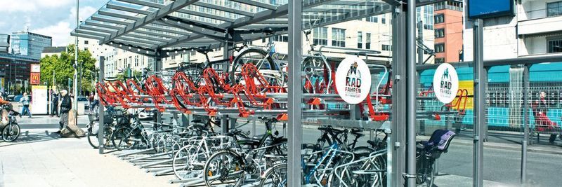 Den Raum voll ausgenutzt: Überdachte Doppelstock-Fahrradanlage in der Frankfurter Innenstadt.