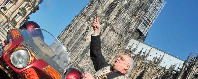 Segnung der Motorräder während des Motorrad-Gottesdienstes (MOGO).