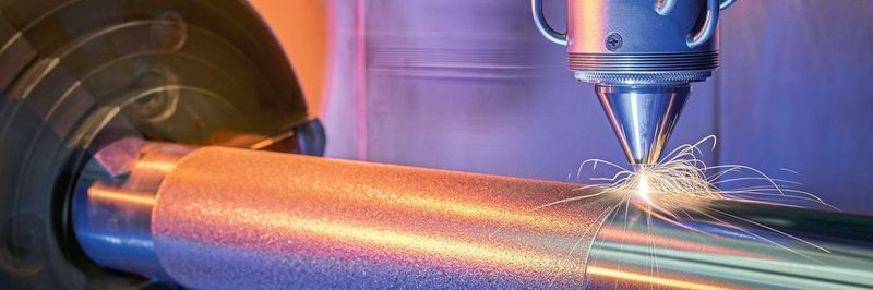 Eine Drehbank wird durch Integration von Laserstrahlquelle, EHLA-Bearbeitungskopf und Pulverzufuhrsystem zur extrem schnellen Anlage für das Laserauftragschweißen.