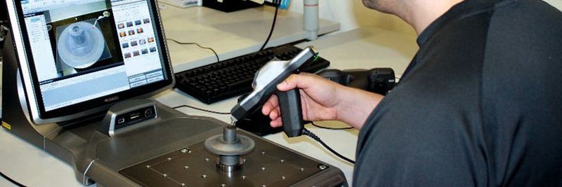 Das 3D-Koordinatenmessgerät von Keyence im Einsatz bei Eduard Kronenberg.