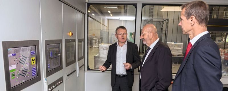 Andreas Ostrowicki (von links nach rechts), Geschäftsführer der BGS, Wolfgang Störkel, Senior Tool Specialst bei Pancon Connectors und Cliff Paulisch, Geschäftsführer von Nylon Polymers vor der Steuerung der Bestrahlungsanlage.