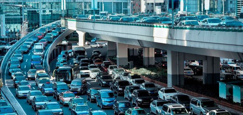 Verkehr in der morgendlichen Rushhour: Ein Praxistest mit einem CO2-Datenlogger zeigt mit welchen hohen CO2-Werten wir auf Reisen oder im Büro konfrontiert werden.