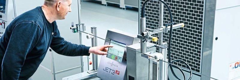 Der Continuous-Inkjet-Drucker ermöglicht eine berührungslose Kennzeichnung von Bowdenzügen.