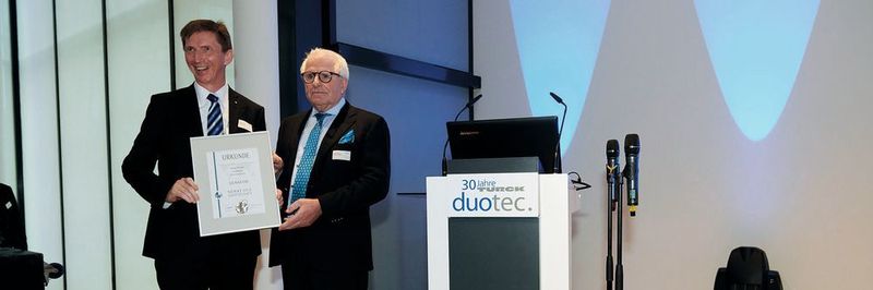 Große Überaschung, große Ehre, große Freude: Dieter Härthe, Vorstandsvorsitzender des Senats der Wirtschaft (r.), übergibt Geschäftsführer Arthur Rönisch die Ernennungsurkunde zum Senator beim Senat der Wirtschaft.