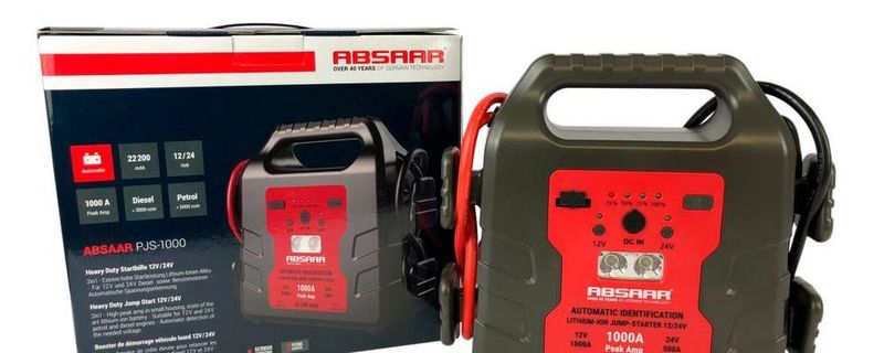 Der Lieferumfang beinhaltet an der Starthilfe fixierte Batterieklemmen und ein Netzteil für 230V.
