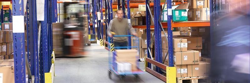Logistik zählt zur Kernkompetenz von Distributoren. Mittlerweile erbringen sie aber auch darüber hinaus zahlreiche Leistungen.