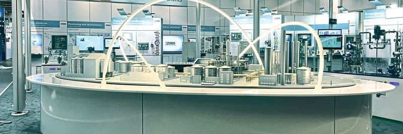 Was Augmented Reality alles leisten kann, zeigt das Großmodell einer Bioethanolanlage von Phoenix Contact – das Exponat ist eines der Highlights auf dem Smart Process Manufacturing Kongress.