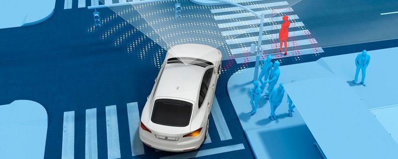 Künftig sollen Autos auch beim Abbiegen Fußgängerkollisionen automatisch verhindern.