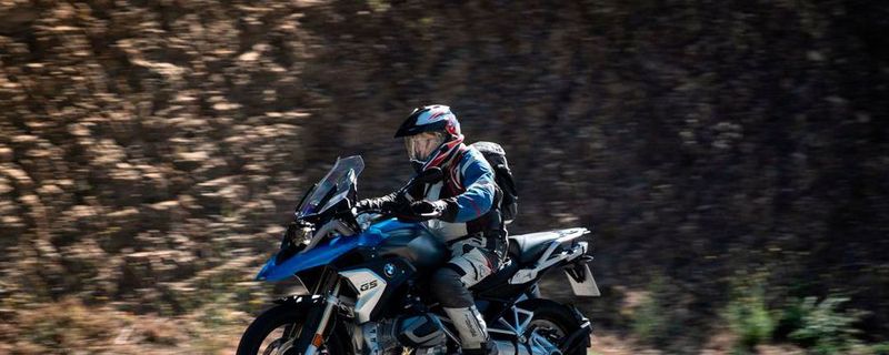 BMW zeigt mit der R 1250 GS wo bei den Reiseenduros künftig der Hammer hängt.