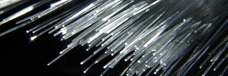 „Dark Fiber“ bezeichnet Glasfaserverbindungen, an die noch keine aktiven optischen Komponenten angeschlossen sind.