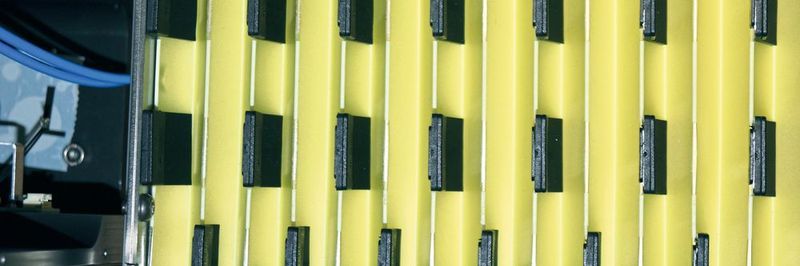 Für die Dichtigkeit der Edelstahllamellen sorgen ein rückseitig flach aufbauendes Faltenmaterial in Kombination mit Funktionselementen aus extrem haltbaren Kunststoffen