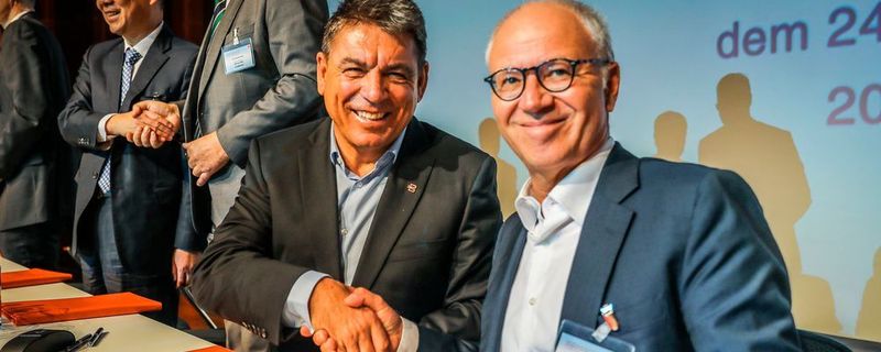 Carsten Breitfeld von Byton (links) und Stefan Seiberth, Project Head Bosch, Mobility Solutions, New Customers – die Unternehmen wollen beim E-Auto zusammenarbeiten.